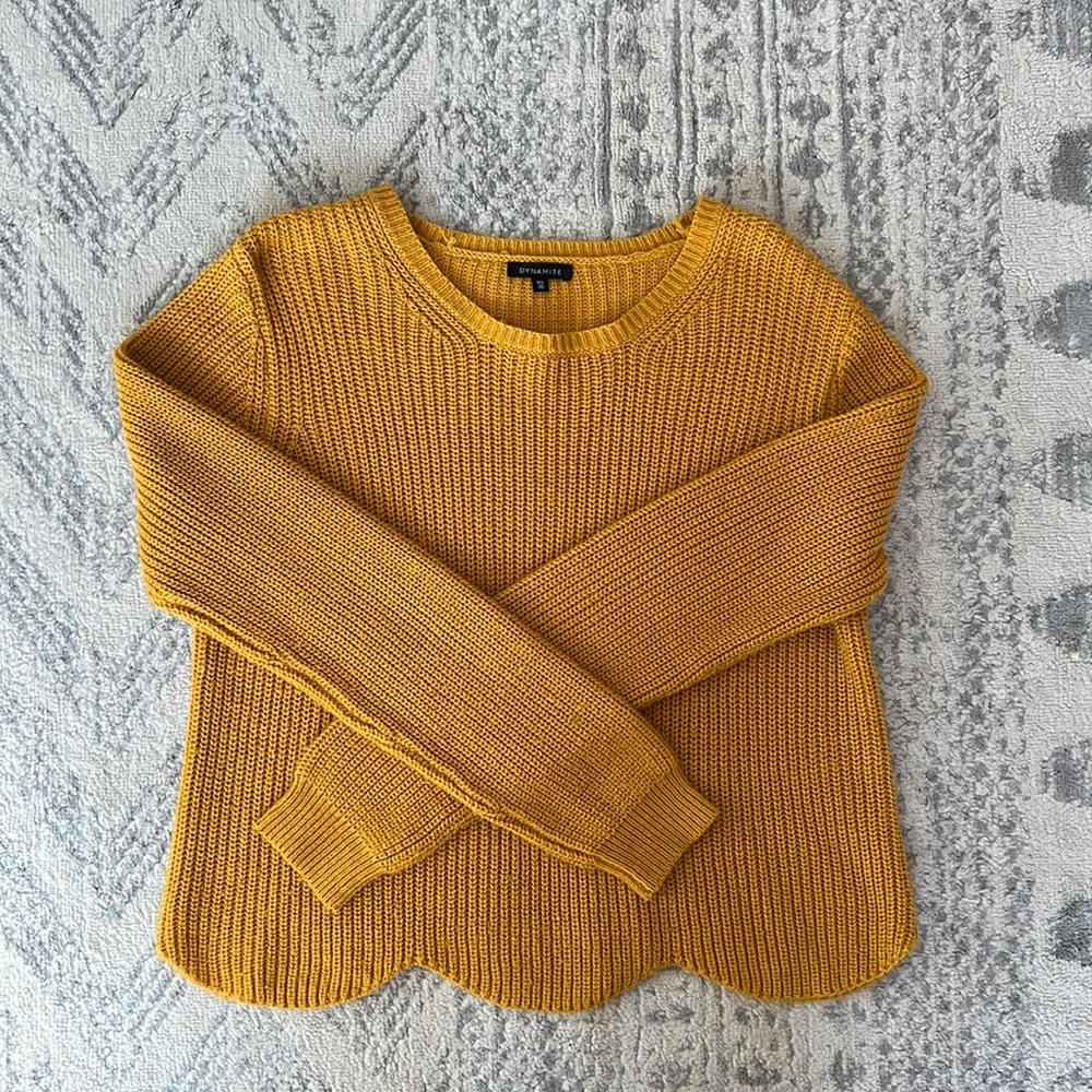 Scalloped cropped cable knit sweater